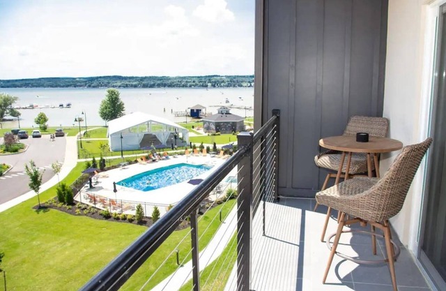 NEW Lakeview Condo | Hot Tub | Pool | Restaurant