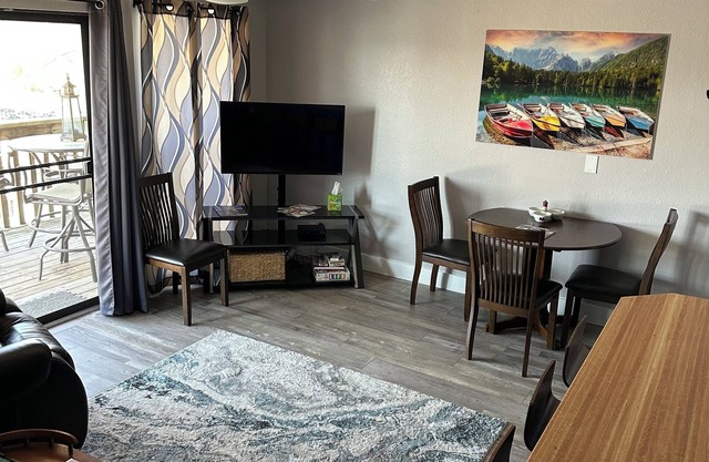 LAKEVIEW CONDO, only 3 steps into condo! Onsite parking and access to the lake.