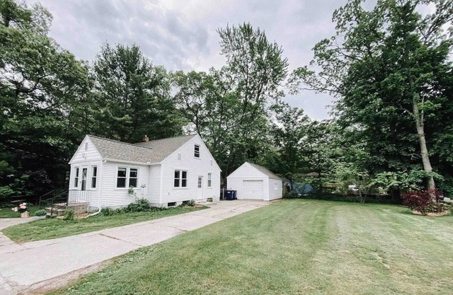 Lakeview Cottage: A Cozy Getaway Near the Beach