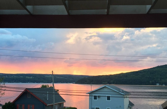 Lakeview Cottage Has it All!