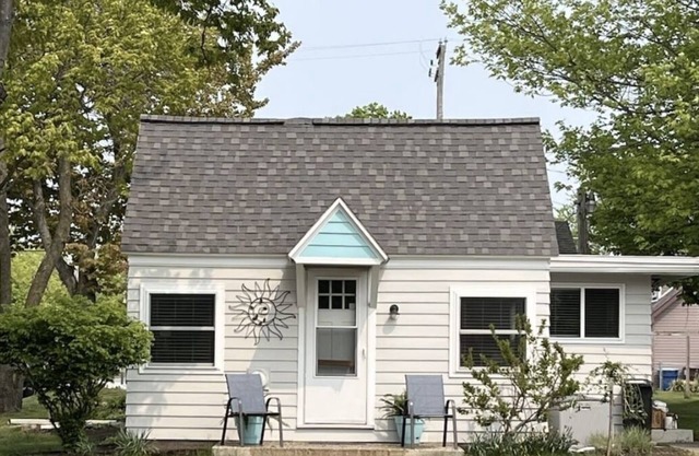 Lakeview Cottage, Walk to the beach, parks & downtown. Early booking discount!