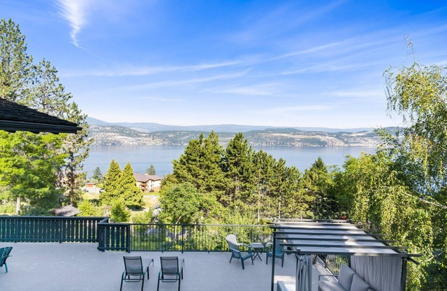 Lakeview Cottage with beach access, stunning views