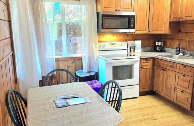 Lakeview Country Cabin ~ Studio King Bed w/ Futon