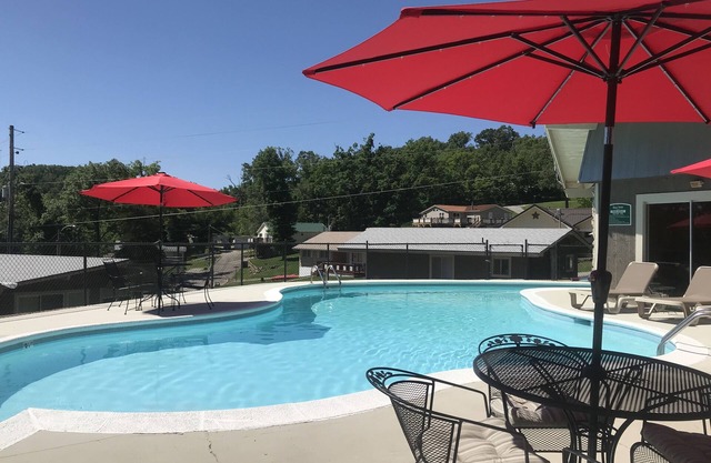 Lakeview Escape-2 BR Lakefront cabin w/ 2 pools, playground, boat ramp & dock