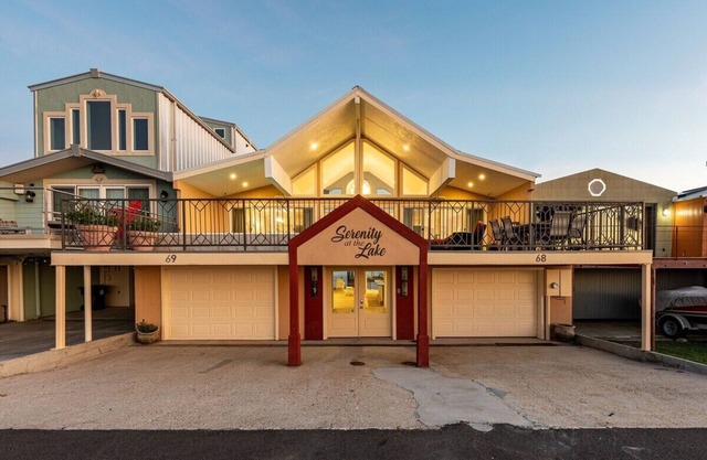 Lakeview Gem: 3BR, 2.5BA Home. Private Pool, Marina and Lakefront Views - Perfect for Families