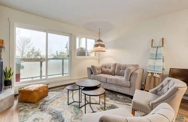 Lakeview Gem | Lakeside Retreat | Stunning Views |