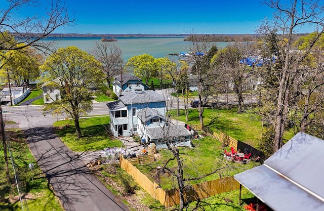 Lakeview Getaway on Cayuga Wine Trail ~Fully Fenced Yard, 2 King Beds, Sunsets~