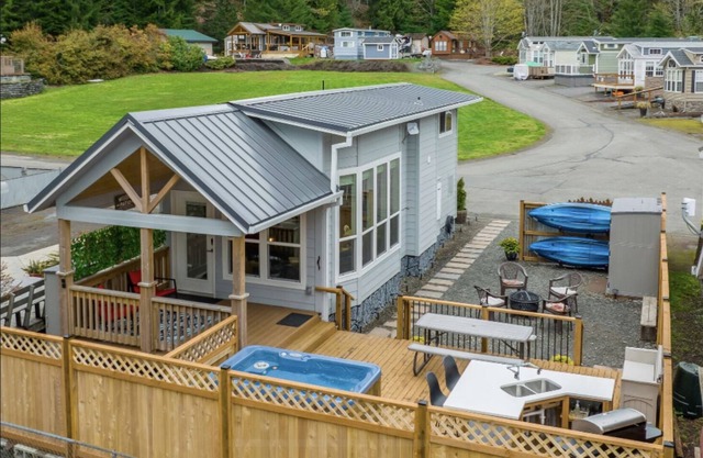 Lakeview, Hideaway ; Beautiful lake, nice hikes, refreshing hot tub, and more!