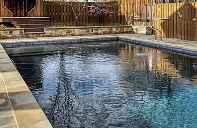 Onsite Pool and Lakeview, historic Dandridge "Bear Hug"