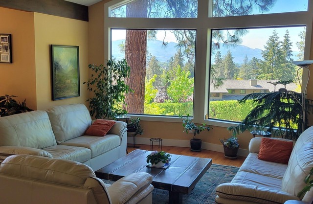 Lakeview home, eight minutes drive to beach or downtown; quiet country setting