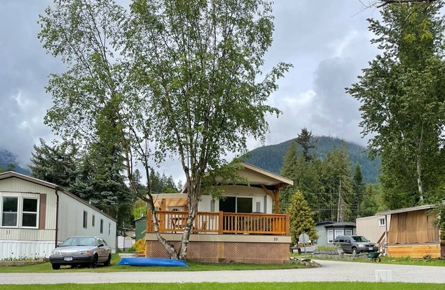 Lakeview home with cozy bedrooms, comfy furniture & beautiful views of lake.