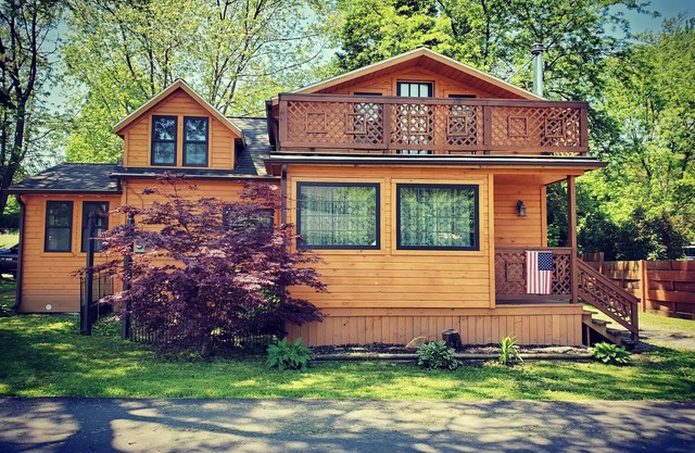 Lakeview Cabin with hot tub and located close to wineries