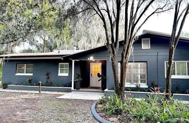 Lakeview house with old Florida feel close to everything fun in Central Florida