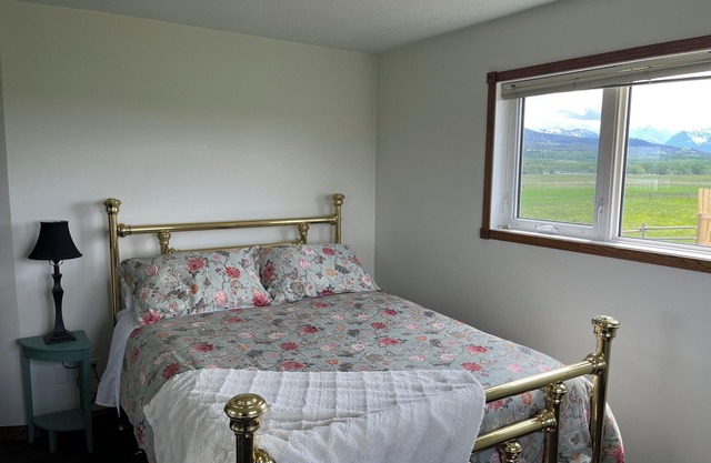 Lakeview Lodge beside Payne Lake & close to Waterton Lakes National Park