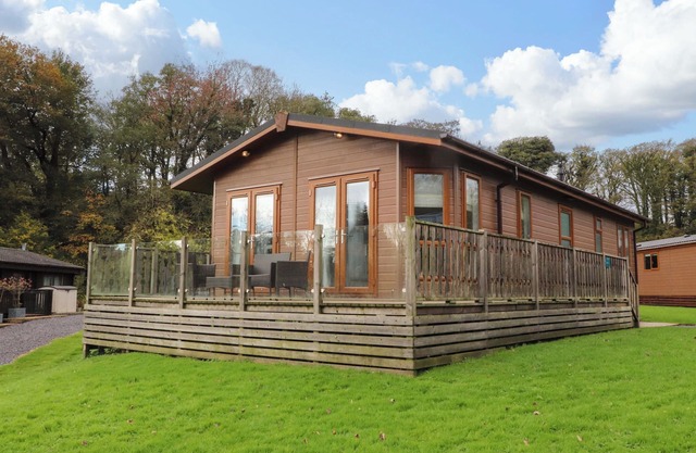 LAKEVIEW LODGE, pet friendly, with a garden in Garstang