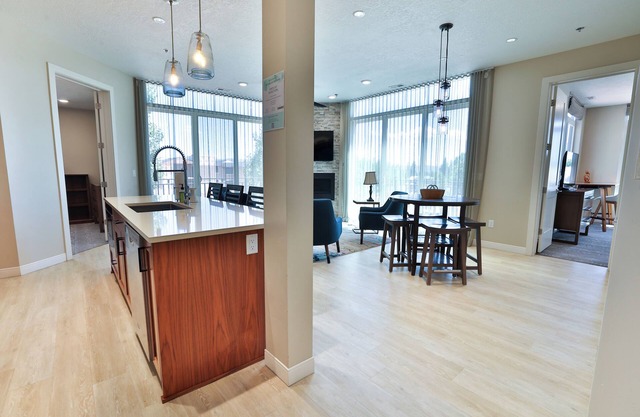 LakeView- Luxurious 2Bdr/2.5 Bath/Den Vacation Suite
