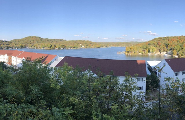 Lakeview Luxury: Stunning 2 Bed, 2 Bath Condo with Breathtaking Lake Views