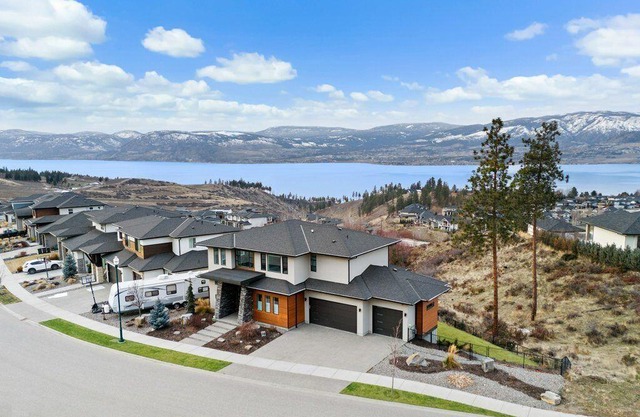 Lakeview mountainside retreat with 3 bedrooms, WiFi in heavenly Kelowna