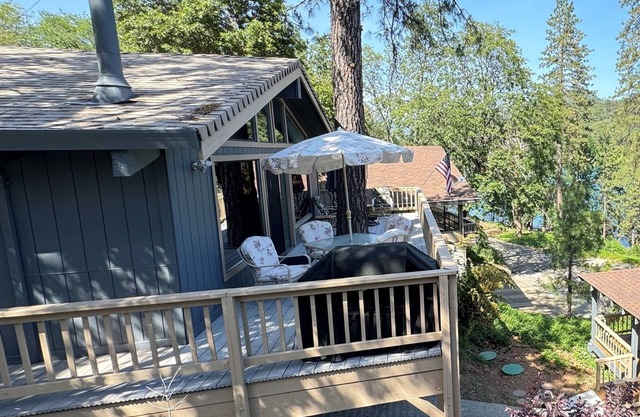 Lakeview, Pool Table, Hot Tub, Marina, Sleeps 10 - Shasta Lakeshore Retreat #15