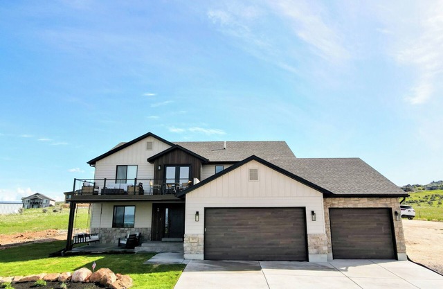 Lakeview Retreat-Home overlooking Bear Lake Sleeps 30 w/Ideal beach/pool access