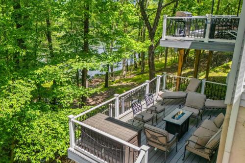 Lakeview Retreat w Kayaks Game Room Firepits Gated Community w Lake Beach Access