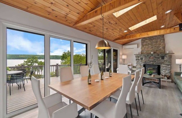 Lakeview, Spa, Firepit, BBQ, Fireplace + Speakeasy