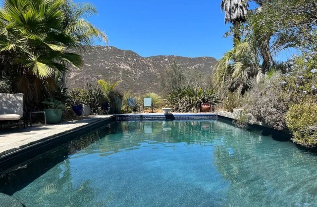 Lakeview tiny house w/hillside pool