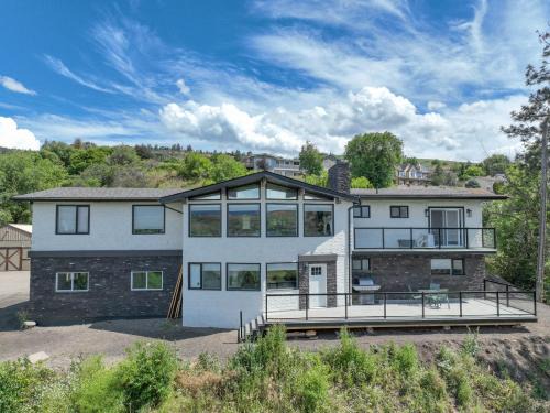 Lakeviews, big yard/deck, minutes to Silver Star/Golf/Wineries.