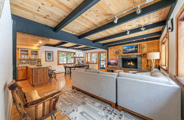 Lakewalk Lodge by Tahoe Getaways, Pet-Friendly w/Sauna & Beach