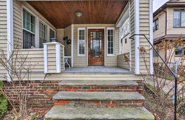 Lakewood Home w/ Yard ~ 8 Mi to Cleveland!