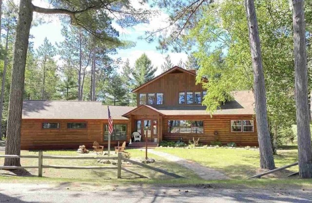 Lakewood Lodge - Marquette Log Cabin w/ Lake Views