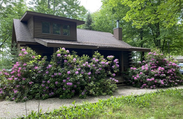 Die Lakewood Lodge ist ein Waterfont Log Home am schönen Bass Lake