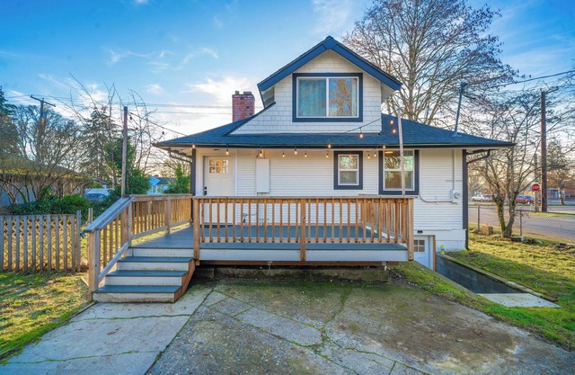 Lakewood Stunner sleeps 6-8! Two KING size beds!