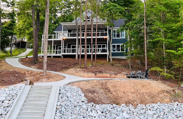 Lakin' It Easy, Stunning sunrise and sunset views with 300 feet of shoreline!