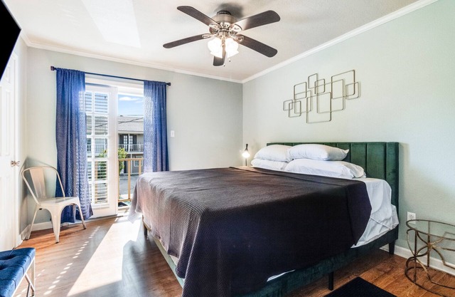 LALALAND -2 master suites, king bed, comfort & location “No chores” at checkout