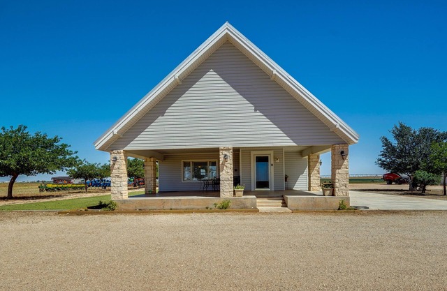 Lamesa Vacation Rental w/ Covered Patio & Fire Pit