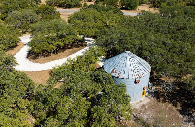 Lampasas' only grain silo cabin. Close to 3 State Parks and Spider Mountain