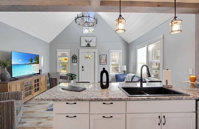 Lancaster Luxe: Historic meets chic modern retreat, Relax in comfort steps from the village and scen