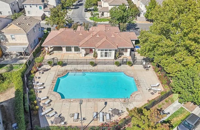 Land House with Fitness Center, Pool, Grill, Garage, close to Downtown & Airport