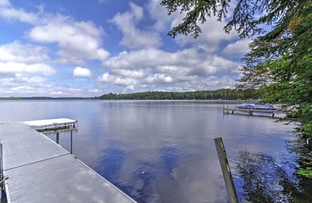 Aktualisiert Waterfront Land O'Lakes Home mit Dock & Deck