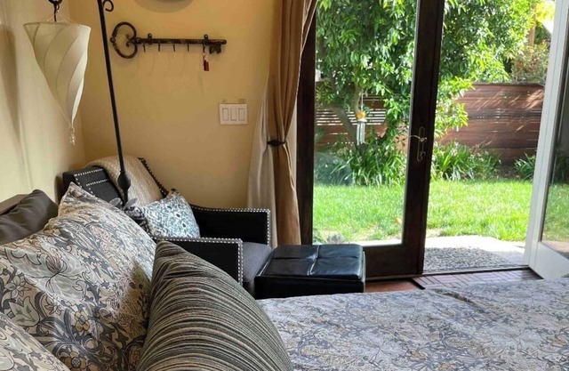 Land Park Garden Cottage w/Hot Tub free parking