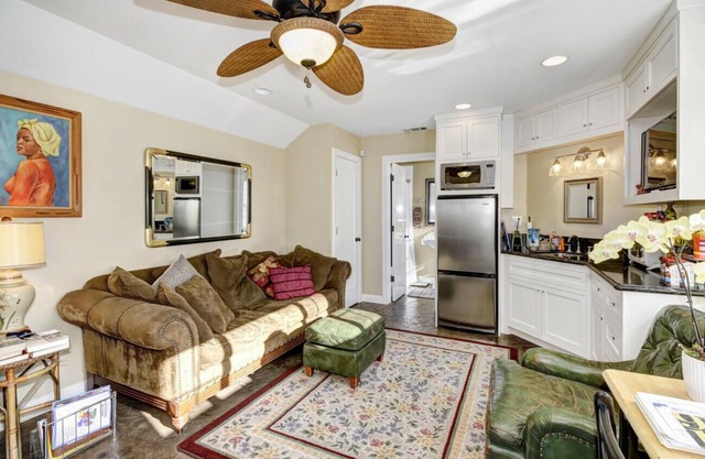 Land Park Studio Charmer. Fully furnished, utilities included.