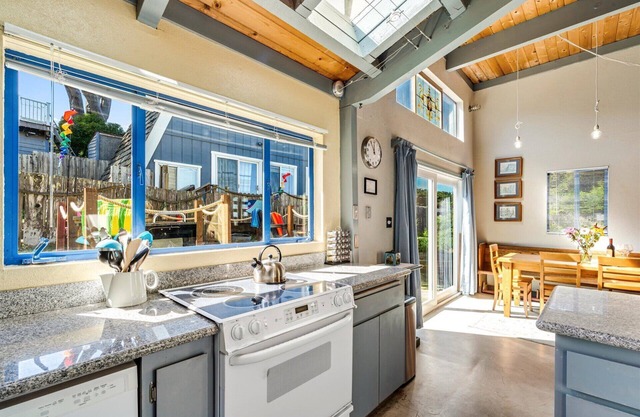 Land's End: New England Style Beach Home! Sunsets! 3 min walk to Beach! WiFi