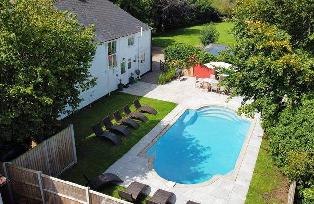 Landers, Cheltenham - sleeps 10 guests in 5 bedrooms