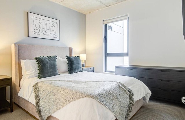 Landing at 50 Jones - 2 Bedrooms in Tenderloin