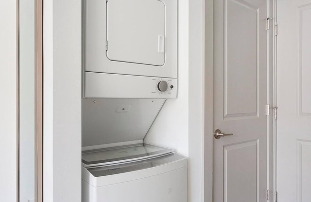 Landing at Commons on Ludlow - 1 Bedroom in Uni.