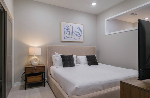 Landing at The 600 - 1 Bedroom in Fountain Heights