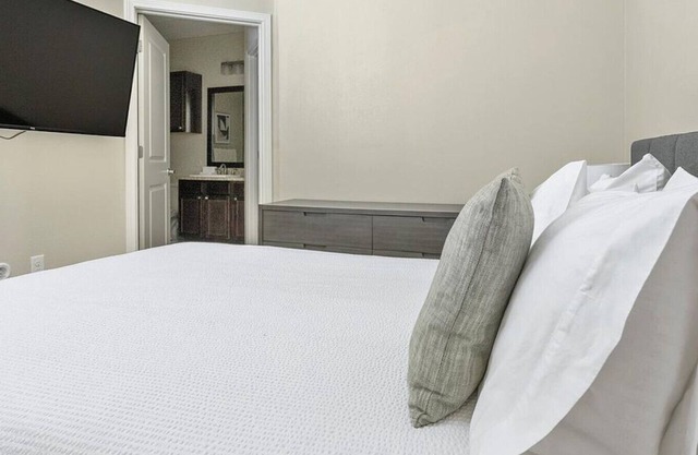 Landing at The View At Montecillo - 1 Bedroom in Northwest El Paso