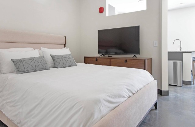 Landing | Beautiful 1BD, Courtyard, Gym