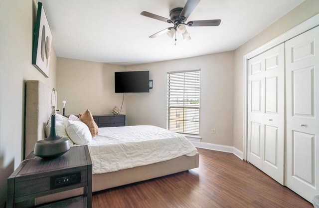 Landing | Beautiful 2BD, Gym, Pool